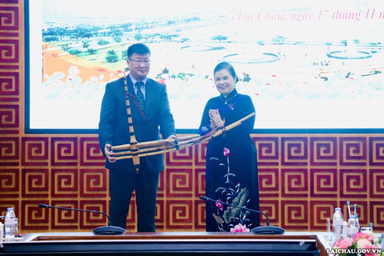 Bí thư Tỉnh ủy tỉnh Lai Châu Giàng Páo Mỷ tặng Ngài Đại sứ Jigjee Sereejav chiếc khèn Mông (Ảnh: laichau.gov.vn). Bí thư Tỉnh ủy tỉnh Lai Châu Giàng Páo Mỷ tặng Ngài Đại sứ Jigjee Sereejav chiếc khèn Mông (Ảnh: laichau.gov.vn).