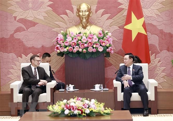 Chủ tịch Quốc hội Vương Đình Huệ tiếp Đại sứ Australia Goledzinowski | Chính trị | Vietnam+ (VietnamPlus)