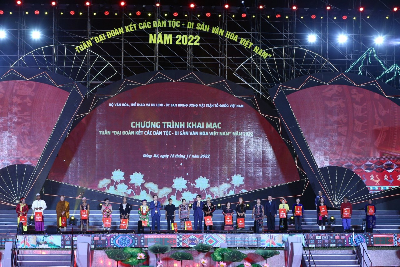 Lãnh đạo Đảng, Nhà nước, MTTQ Việt Nam, Bộ VHTTDL tặng quà đồng bào, nghệ nhân tham dự Tuần Đại đoàn kết các dân tộc- Di sản văn hóa Việt Nam. Lãnh đạo Đảng, Nhà nước, MTTQ Việt Nam, Bộ VHTTDL tặng quà đồng bào, nghệ nhân tham dự Tuần Đại đoàn kết các dân tộc- Di sản văn hóa Việt Nam.