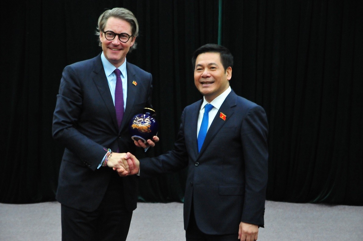 Bộ trưởng Nguyễn Hồng Diên và ông Andreas Scheuer (Ảnh: moit.gov.vn). Bộ trưởng Nguyễn Hồng Diên và ông Andreas Scheuer (Ảnh: moit.gov.vn).