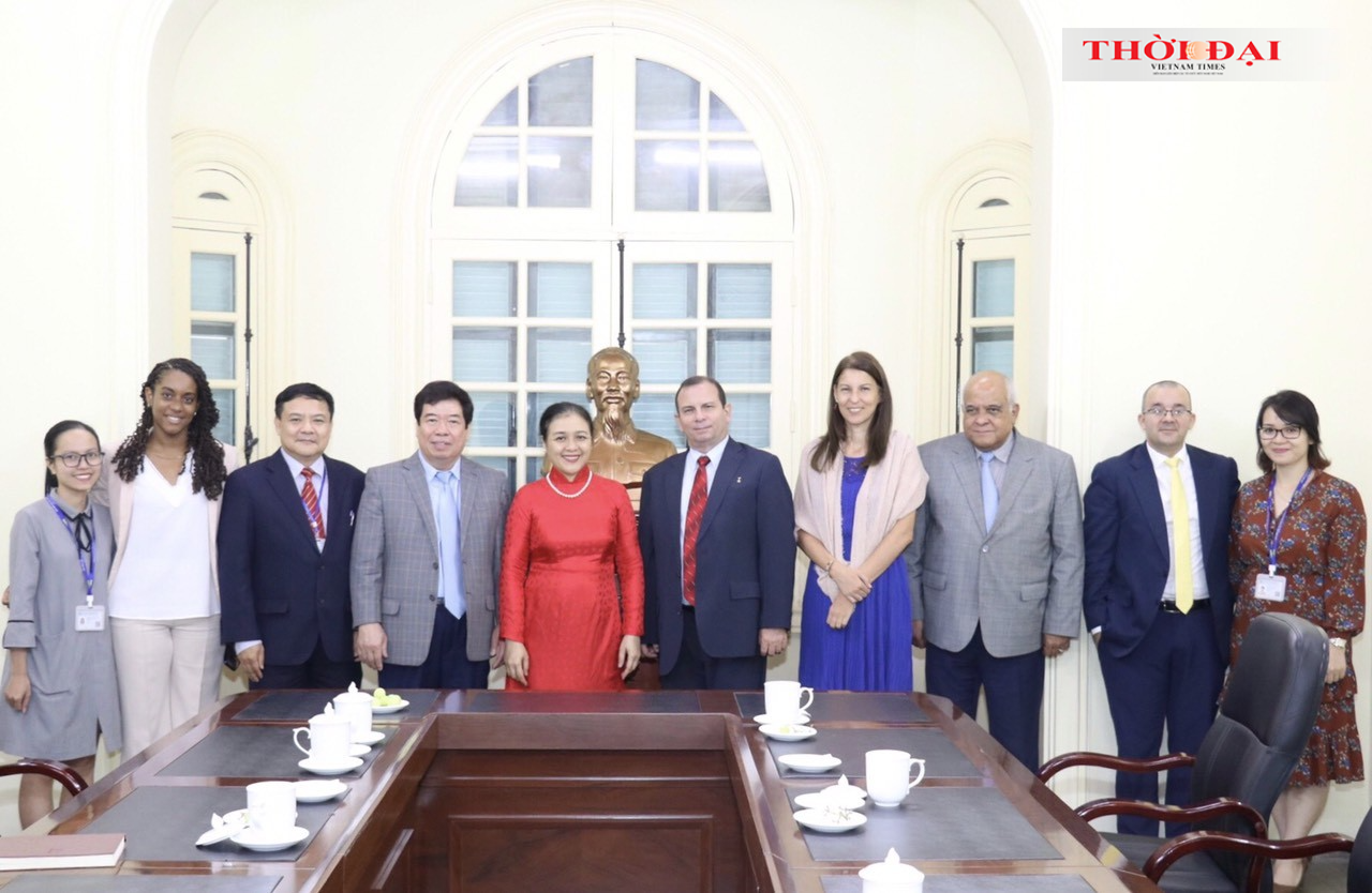 Các đại biểu chụp ảnh lưu niệm nhân chuyến thăm VUFO (Ảnh: Thu Hà). Các đại biểu chụp ảnh lưu niệm nhân chuyến thăm VUFO (Ảnh: Thu Hà).