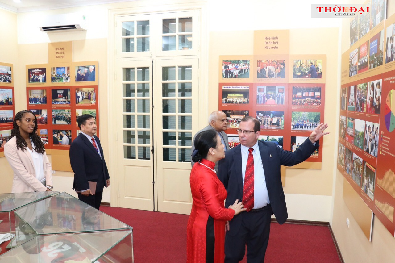 Chủ tịch Nguyễn Phương Nga thông tin về lịch sử hình thành, phát triển và các hoạt động của VUFO đến các đại biểu (Ảnh: Thu Hà). Chủ tịch Nguyễn Phương Nga thông tin về lịch sử hình thành, phát triển và các hoạt động của VUFO đến các đại biểu (Ảnh: Thu Hà).