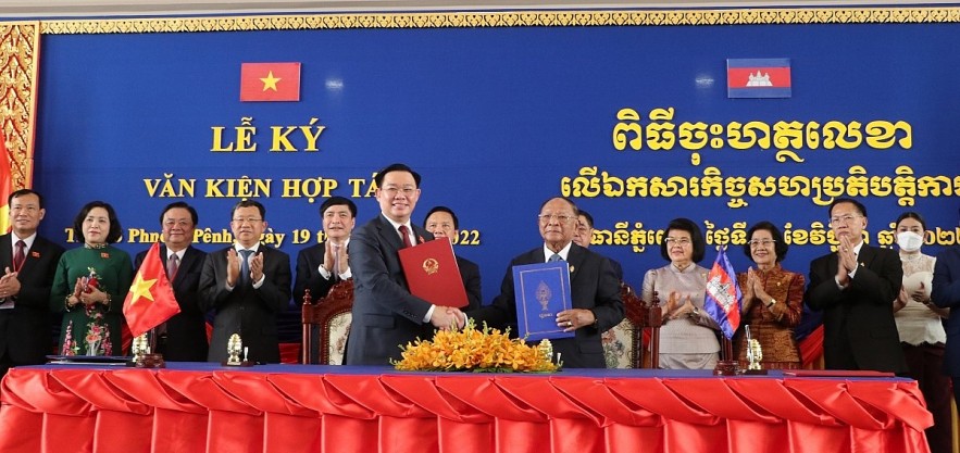 Heng Samrin, president of the National Assembly of Cambodia and Vuong Dinh Hue, chairman of the National Assembly of Vietnam, sign the MoU on cooperation between the two legislatures in Phnom Penh, Cambodia, on November 19. Heng Samrin, president of the National Assembly of Cambodia and Vuong Dinh Hue, chairman of the National Assembly of Vietnam, sign the MoU on cooperation between the two legislatures in Phnom Penh, Cambodia, on November 19.