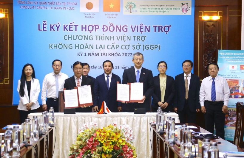 Consul General of Japan in Ho Chi Minh City Watanabe Nobuhiro signed an aid contract with Director of Tan Thanh District Medical Center, Luu Quoc Lon. Source: Long An newspaper Consul General of Japan in Ho Chi Minh City Watanabe Nobuhiro signed an aid contract with Director of Tan Thanh District Medical Center, Luu Quoc Lon. Source: Long An newspaper