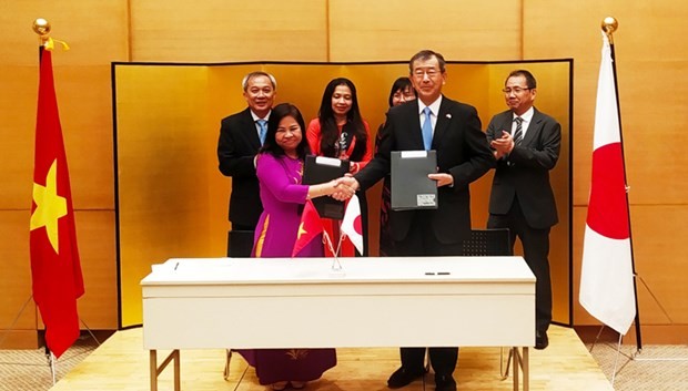 Japanese Consul General in HCM City Watanabe Nobuhiro and Le Thi Thanh Giang, President of the Can Tho Union of Friendship Organizations sign the agreement. Photo: hanoimoi.com.vn Japanese Consul General in HCM City Watanabe Nobuhiro and Le Thi Thanh Giang, President of the Can Tho Union of Friendship Organizations sign the agreement. Photo: hanoimoi.com.vn