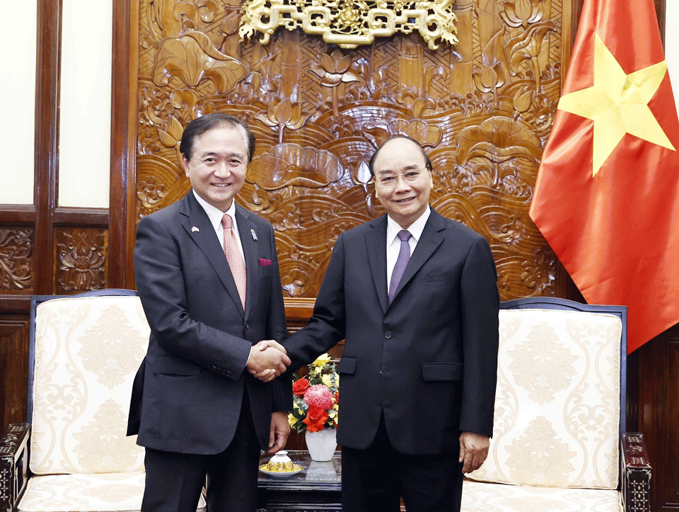 President Nguyen Xuan Phuc (right) shakes hands with Kuroiwa Yuji, governor of Kanagawa prefecture of Japan. Photo: VNA President Nguyen Xuan Phuc (right) shakes hands with Kuroiwa Yuji, governor of Kanagawa prefecture of Japan. Photo: VNA