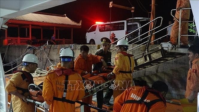A ship was dispatched to bring the ill sailor to Da Nang for treatment at a local hospital. Photo: VNA A ship was dispatched to bring the ill sailor to Da Nang for treatment at a local hospital. Photo: VNA