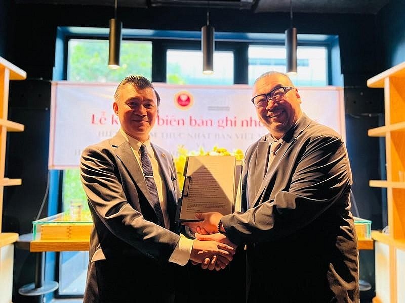 Representatives of the two associations signed a cooperation agreement. Representatives of the two associations signed a cooperation agreement.