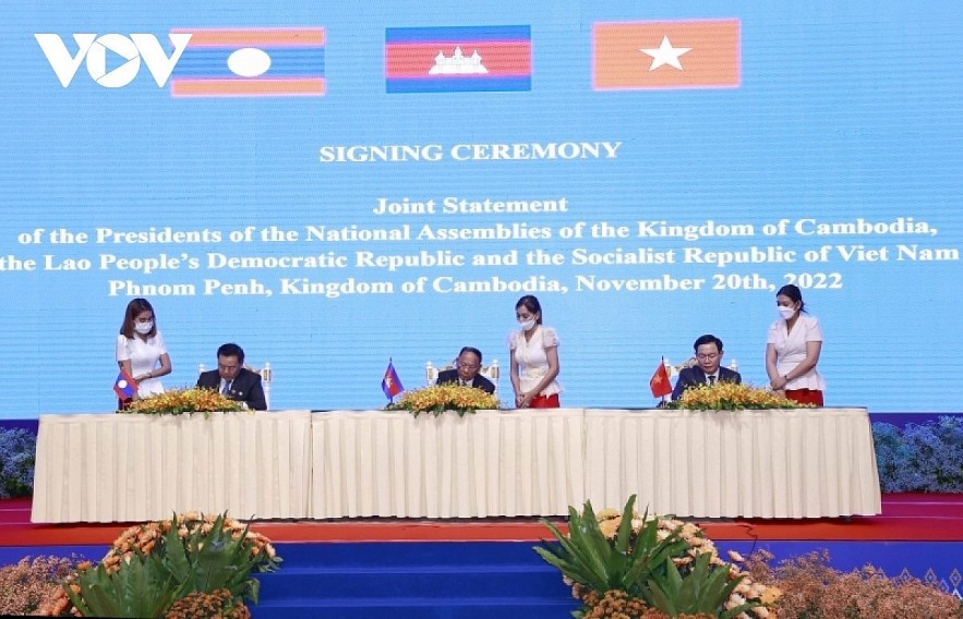 An overview of the signing of the Joint Statement on the establishment of the Cambodia-Laos-Vietnam parliamentary summit between the leaders of the three legislatures. An overview of the signing of the Joint Statement on the establishment of the Cambodia-Laos-Vietnam parliamentary summit between the leaders of the three legislatures.