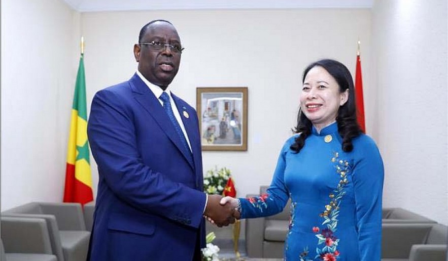 Vice President Vo Thi Anh Xuan (R) meets with Senegal President Macky Sall in Tunisia. (Photo: VNA) Vice President Vo Thi Anh Xuan (R) meets with Senegal President Macky Sall in Tunisia. (Photo: VNA)