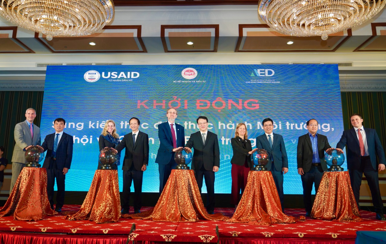 Các đại biểu bấm nút khởi động sáng kiến mới. 