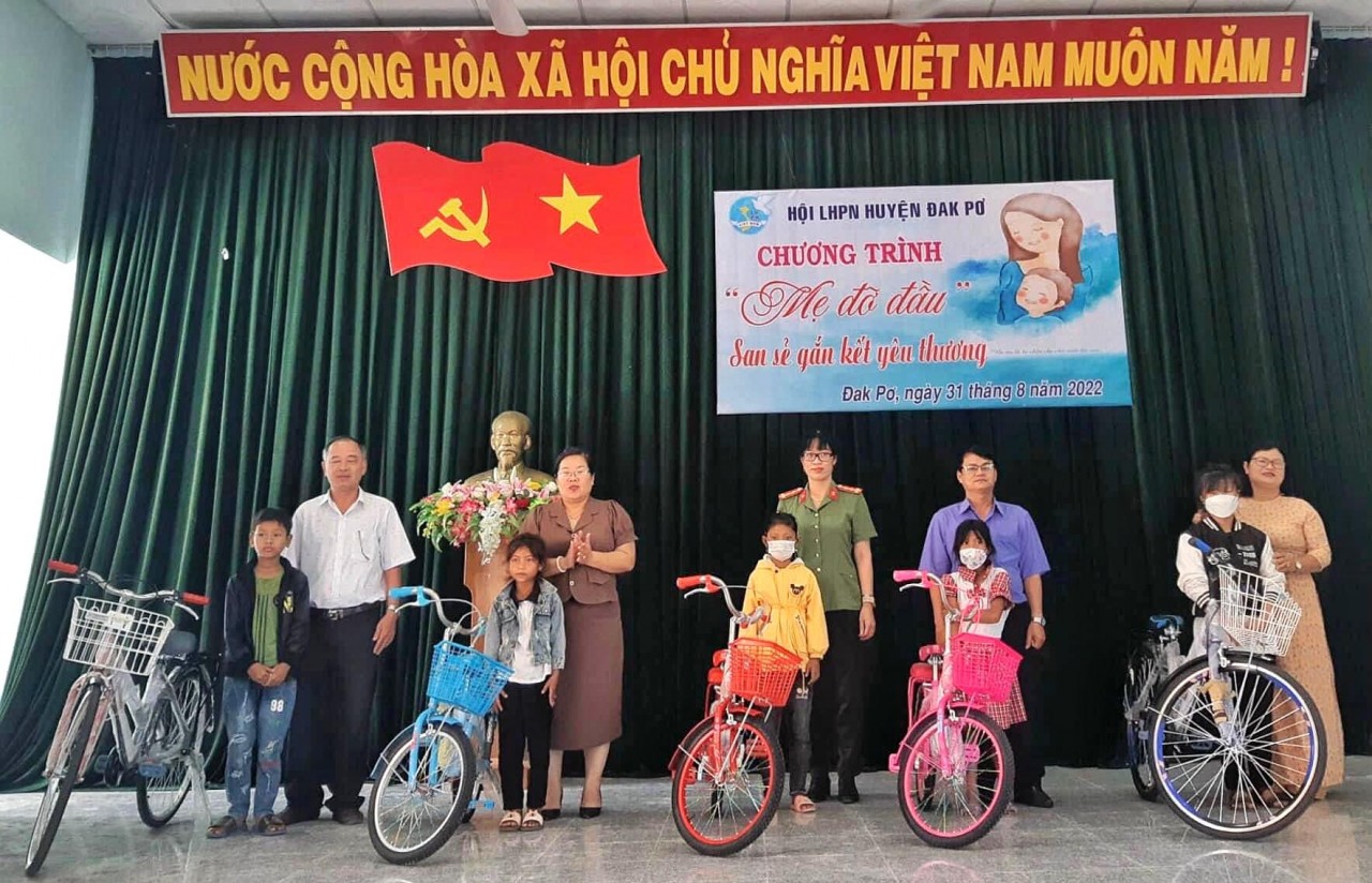 Gia Lai nhận đỡ đầu, chăm sóc 281 trẻ mồ côi qua chương trình “Mẹ đỡ đầu” Gia Lai nhận đỡ đầu, chăm sóc 281 trẻ mồ côi qua chương trình “Mẹ đỡ đầu”