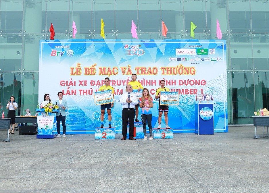 Đại diện Nhãn hàng Number 1 cùng ban tổ chức trao giải cho những tay đua giành chiến thắng. Đại diện Nhãn hàng Number 1 cùng ban tổ chức trao giải cho những tay đua giành chiến thắng.