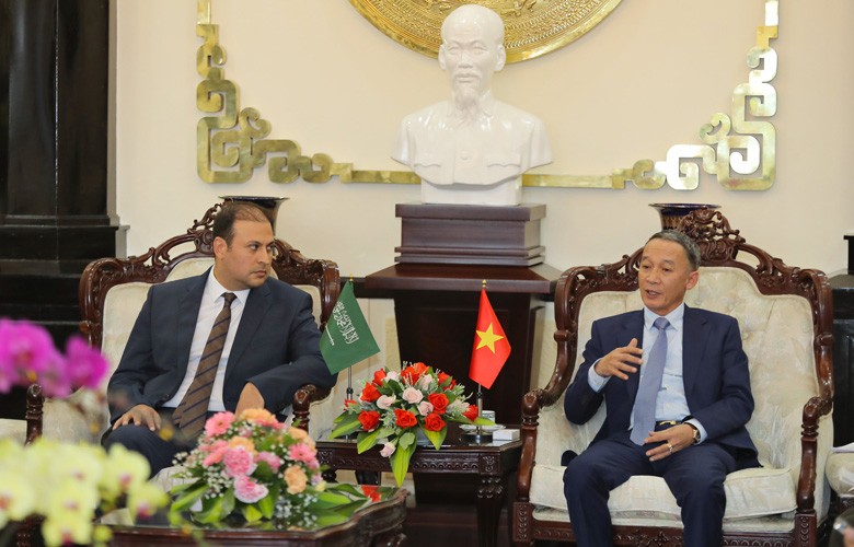 Chủ tịch UBND tỉnh Lâm Đồng Trần Văn Hiệp tiếp xã giao Đại sứ Ả-rập Xê-út Mohammed Ismaeil A.Dahlwy tại Việt Nam (Ảnh: Báo Lâm Đồng). Chủ tịch UBND tỉnh Lâm Đồng Trần Văn Hiệp tiếp xã giao Đại sứ Ả-rập Xê-út Mohammed Ismaeil A.Dahlwy tại Việt Nam (Ảnh: Báo Lâm Đồng).