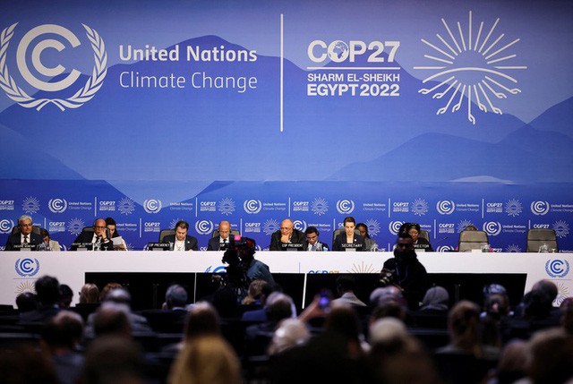 Bộ trưởng Ngoại giao Ai Cập kiêm Chủ tịch COP27, ông Sameh Shoukry (giữa), và các nhà đàm phán tham dự phiên toàn thể bế mạc COP27 ngày 20/11 (Ảnh: Reuters).