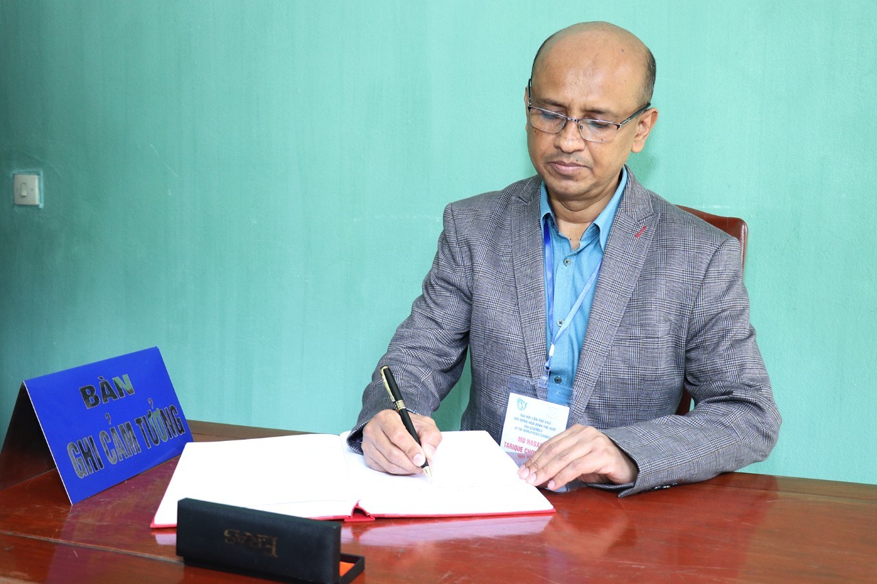 Ông Hasan Tarique Chowdhury - Tổng thư ký Hội đồng Hòa bình Bangladesh khi sổ cảm tưởng sau khi viếng Lăng Chủ tịch Hồ Chí Minh (Ảnh: Thu Hà).