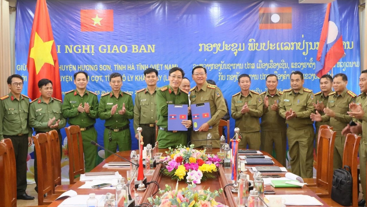 Hà Tĩnh cùng hai tỉnh Bôlykhămxay và Khăm Muộn xây dựng và củng cố thế trận an ninh vững chắc trên tuyến biên giới Việt Nam – Lào Hà Tĩnh cùng hai tỉnh Bôlykhămxay và Khăm Muộn xây dựng và củng cố thế trận an ninh vững chắc trên tuyến biên giới Việt Nam – Lào