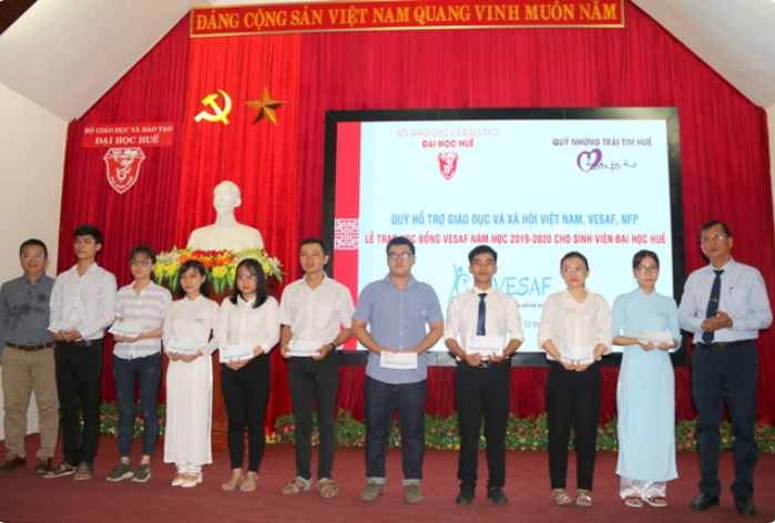Tổ chức VESAF (Hoa Kỳ) hỗ trợ 201 suất học bổng cho sinh viên, học sinh nghèo tại Thừa Thiên Huế Tổ chức VESAF (Hoa Kỳ) hỗ trợ 201 suất học bổng cho sinh viên, học sinh nghèo tại Thừa Thiên Huế