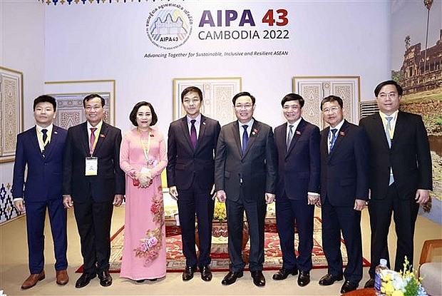 NA Chairman Vương Định Huệ (fourth from right) and Speaker of the Singaporean Parliament Tan Chuan-jin (fifth from right). VNA/VNS Photo: VNA NA Chairman Vương Định Huệ (fourth from right) and Speaker of the Singaporean Parliament Tan Chuan-jin (fifth from right). VNA/VNS Photo: VNA
