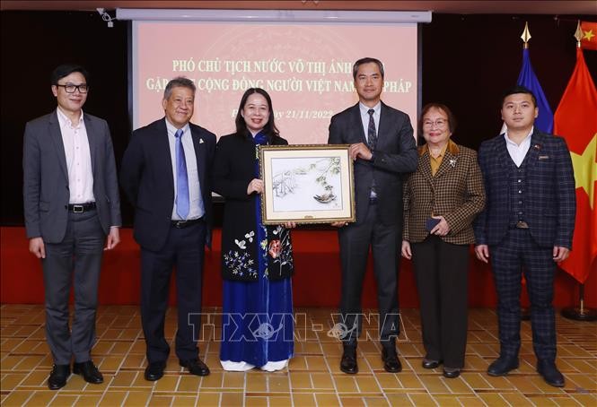 Phó Chủ tịch nước Võ Thị Ánh Xuân gặp gỡ cộng đồng người Việt tại Pháp Phó Chủ tịch nước Võ Thị Ánh Xuân gặp gỡ cộng đồng người Việt tại Pháp