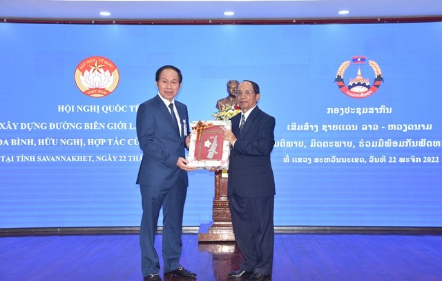 Xây dựng đường biên giới Việt Nam - Lào thắm tình hữu nghị, anh em Xây dựng đường biên giới Việt Nam - Lào thắm tình hữu nghị, anh em