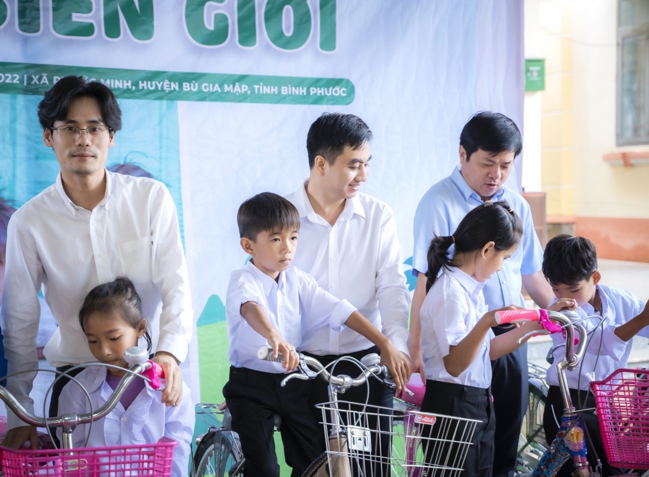 Trao xe đạp cho con em Việt kiều Campuchia tại xã Phước Minh.