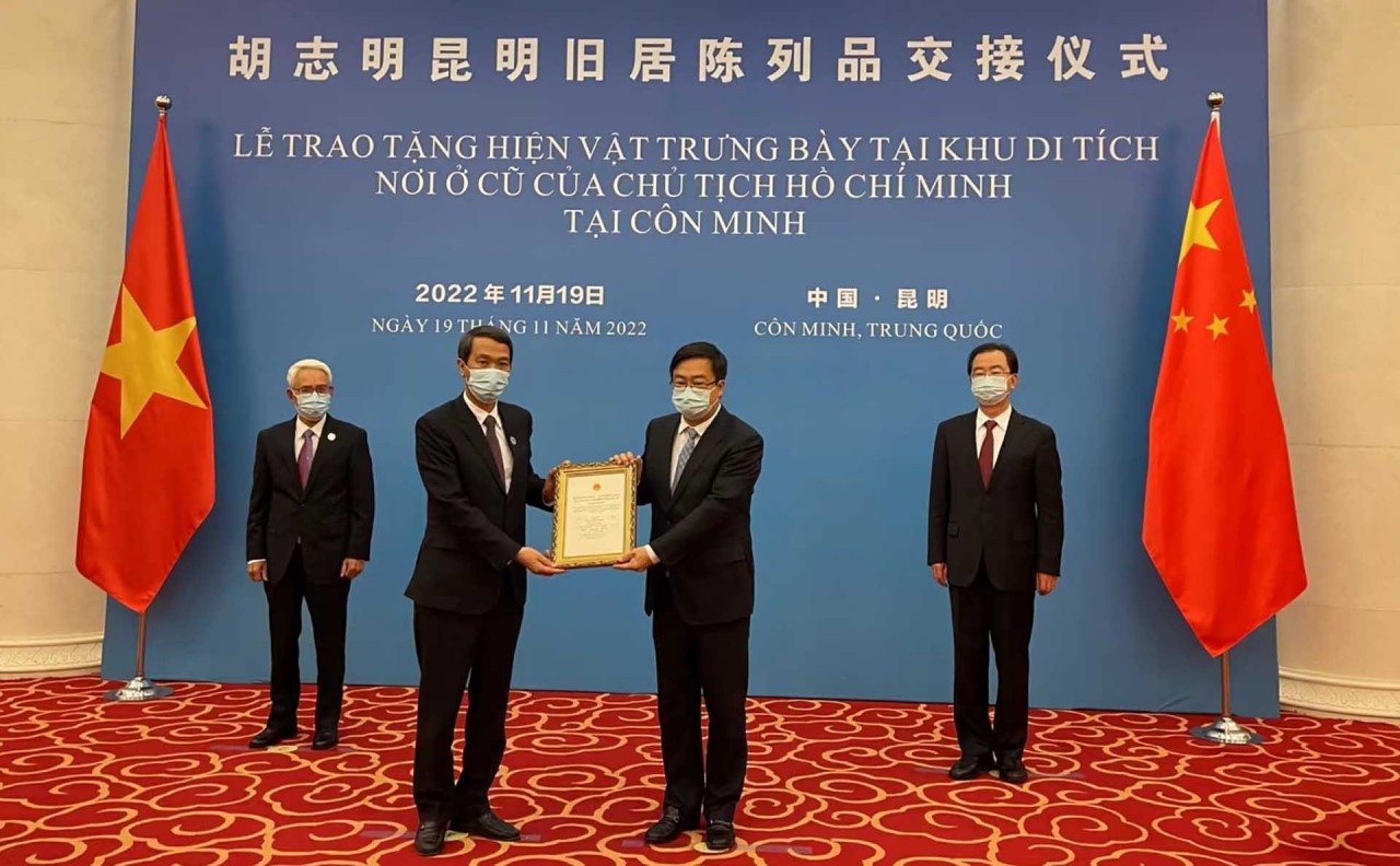 Bust of President Ho Chi Minh Presented to Relic Site in Kunming (China) Bust of President Ho Chi Minh Presented to Relic Site in Kunming (China)