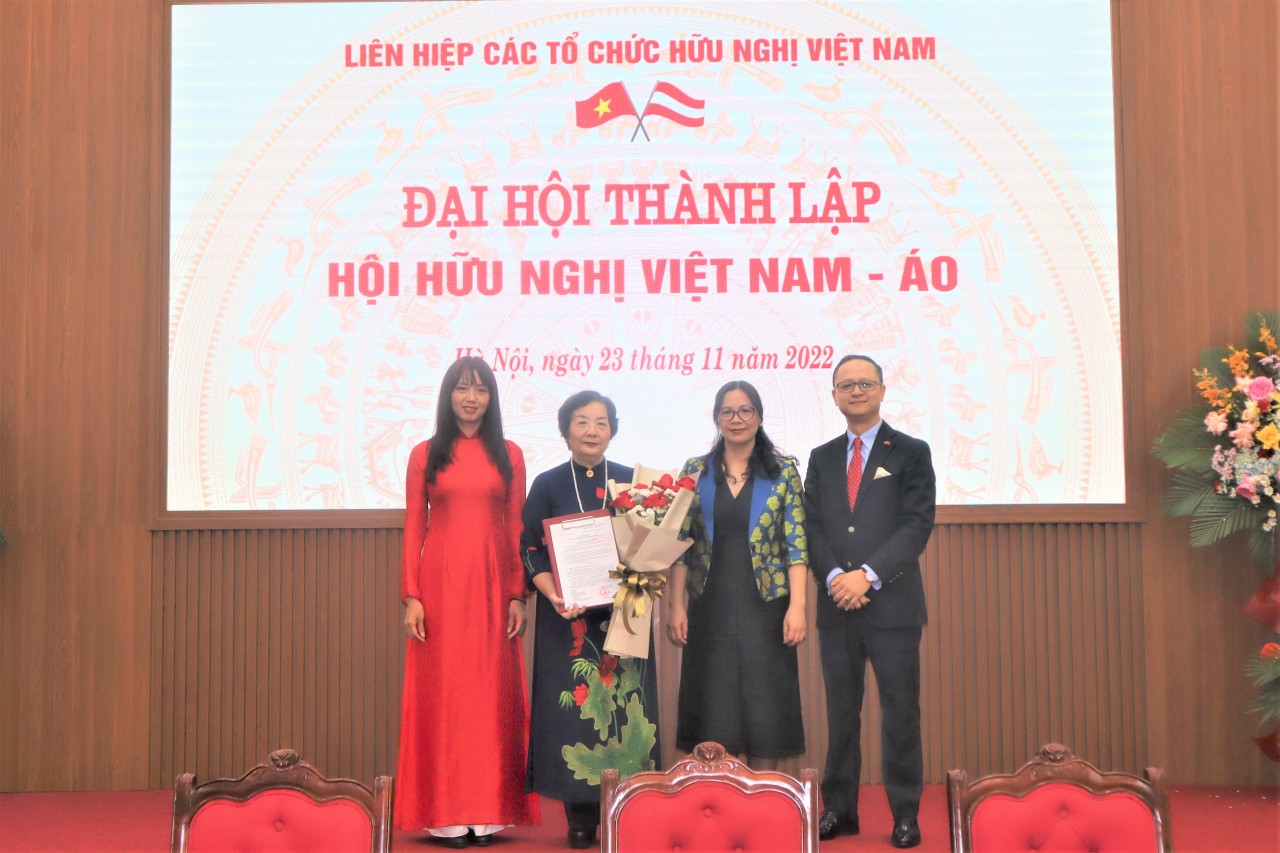 Đại diện Bộ Nội vụ trao quyết định thành lập và hoa chúc mừng cho đại diện Hội Hữu nghị Việt Nam - Áo. Đại diện Bộ Nội vụ trao quyết định thành lập và hoa chúc mừng cho đại diện Hội Hữu nghị Việt Nam - Áo.