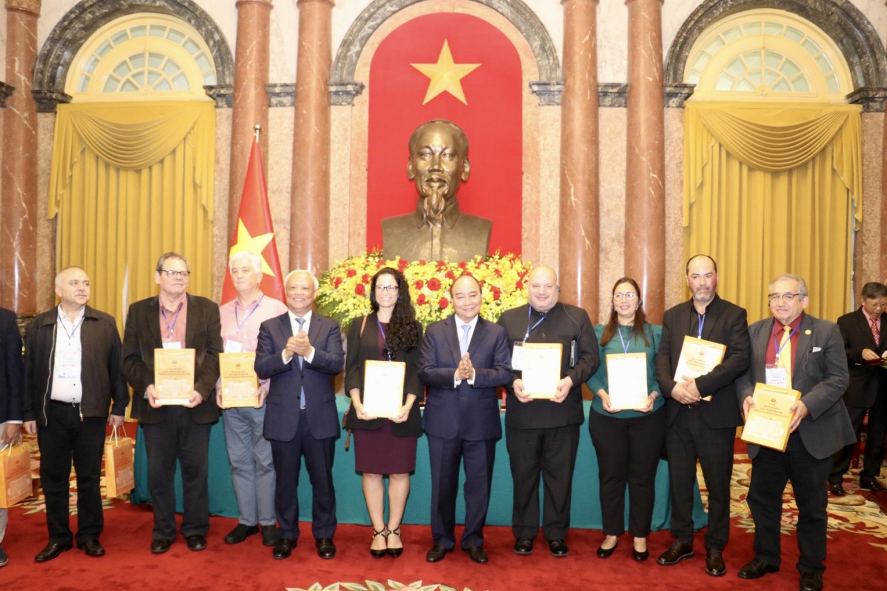 Chủ tịch nước tặng quà các đại biểu (Ảnh: Thu Hà).