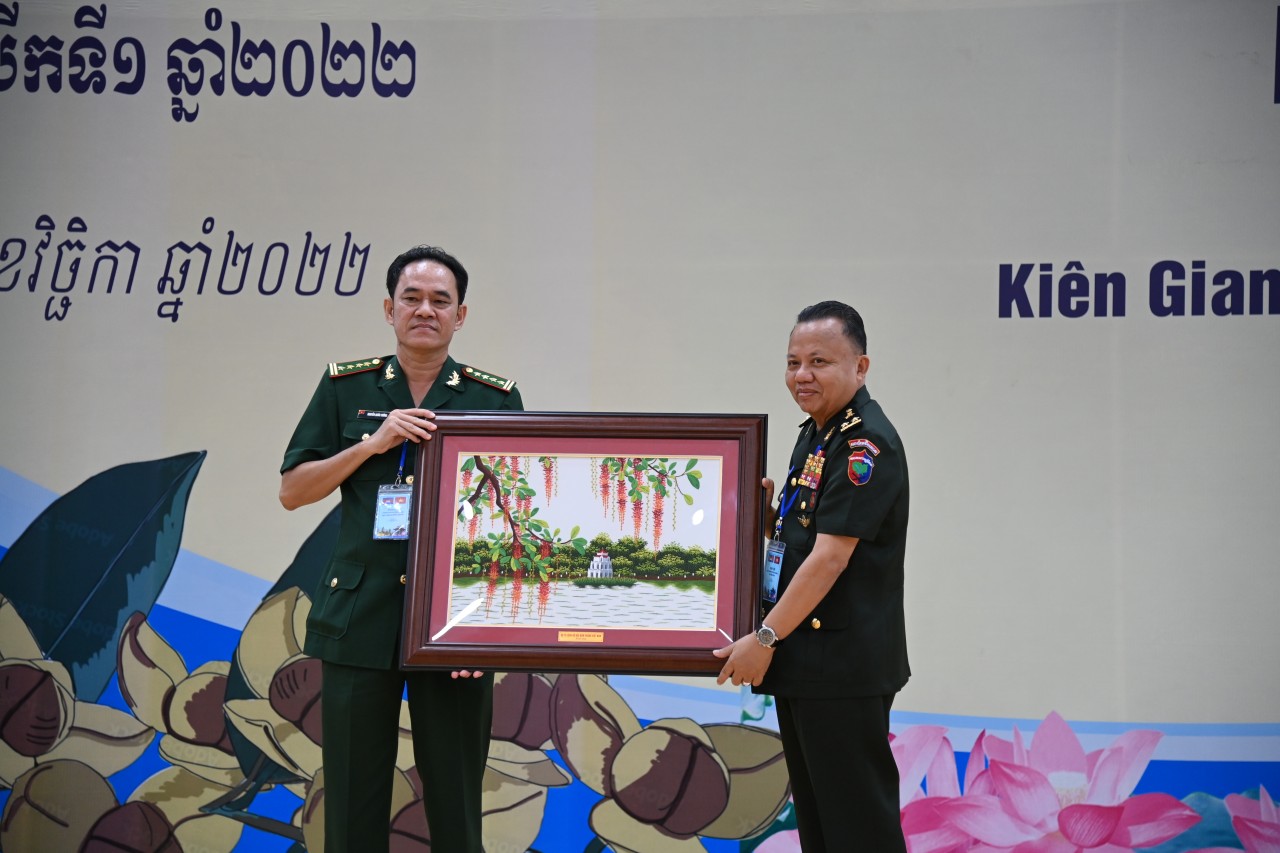 Giao lưu, tọa đàm sĩ quan trẻ Biên phòng Việt Nam - Campuchia tại Kiên Giang. Giao lưu, tọa đàm sĩ quan trẻ Biên phòng Việt Nam - Campuchia tại Kiên Giang.