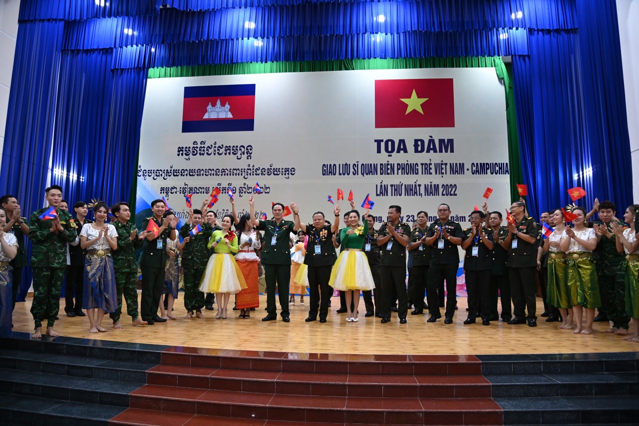 Giao lưu, tọa đàm sĩ quan trẻ Biên phòng Việt Nam - Campuchia tại Kiên Giang. Giao lưu, tọa đàm sĩ quan trẻ Biên phòng Việt Nam - Campuchia tại Kiên Giang.