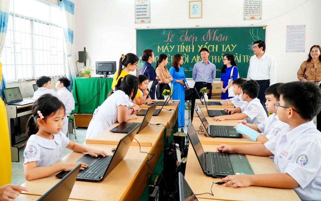 Hiệp hội AIMF (Pháp) trao tặng máy tính xách tay cho 3 trường học tại Cần Thơ Hiệp hội AIMF (Pháp) trao tặng máy tính xách tay cho 3 trường học tại Cần Thơ