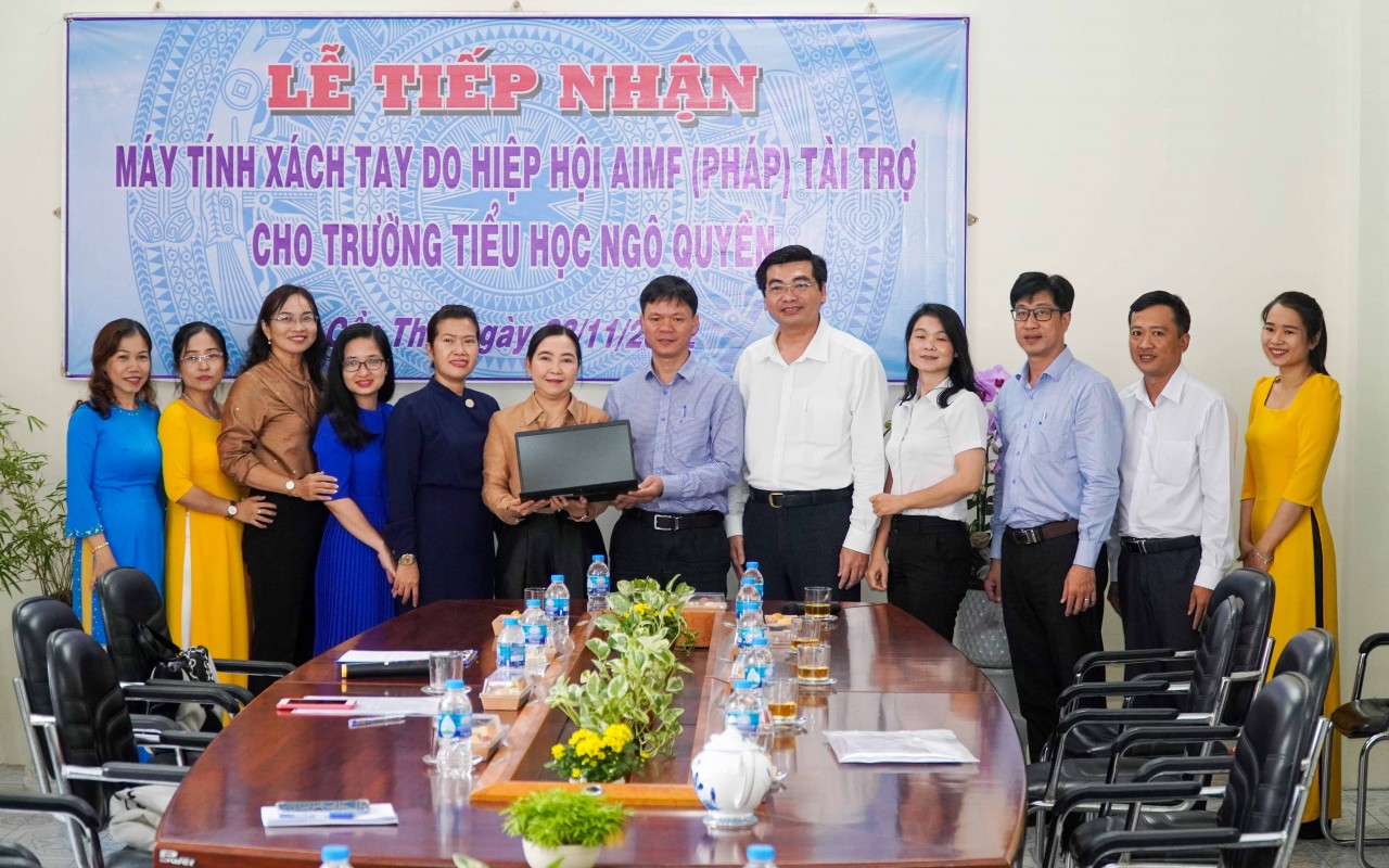Hiệp hội AIMF (Pháp) trao tặng máy tính xách tay cho 3 trường học tại Cần Thơ Hiệp hội AIMF (Pháp) trao tặng máy tính xách tay cho 3 trường học tại Cần Thơ