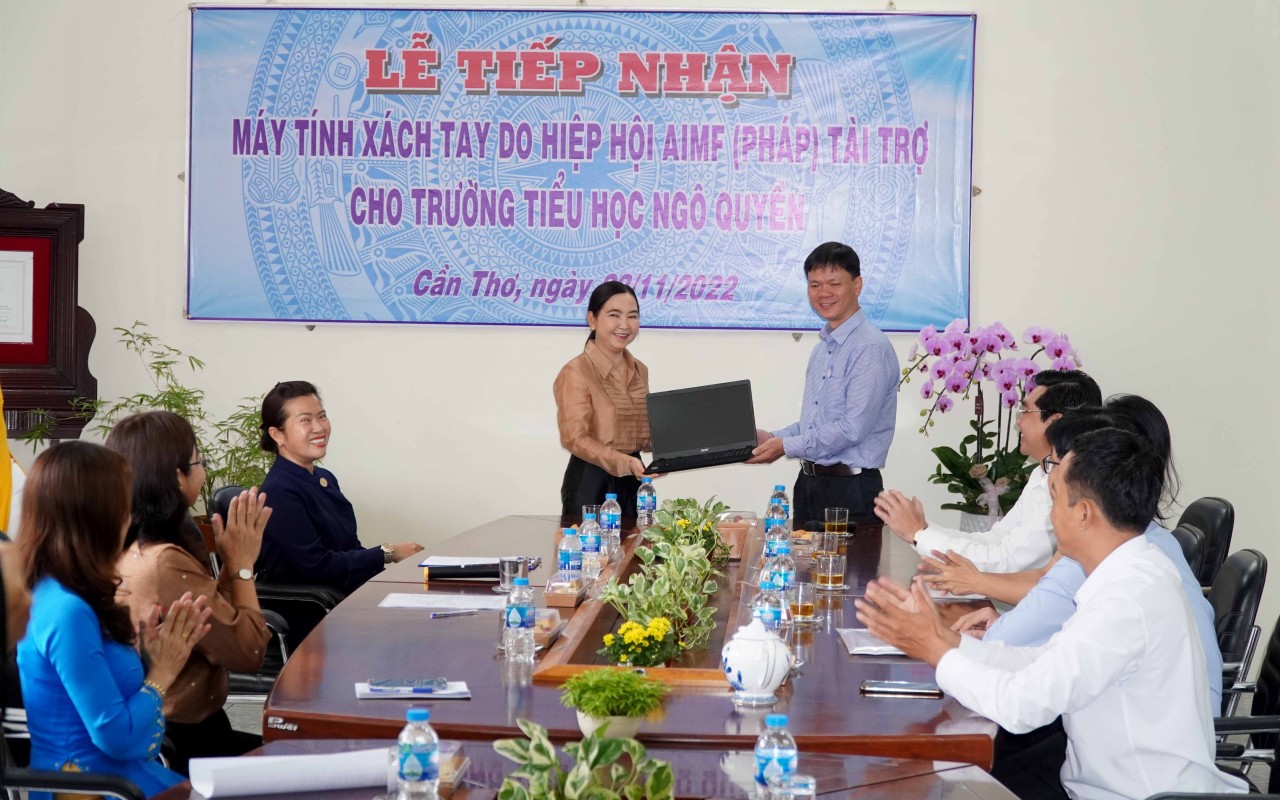 Hiệp hội AIMF (Pháp) trao tặng máy tính xách tay cho 3 trường học tại Cần Thơ Hiệp hội AIMF (Pháp) trao tặng máy tính xách tay cho 3 trường học tại Cần Thơ