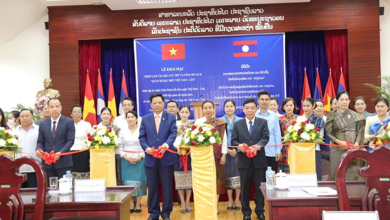 Lễ cắt băng khai mạc Triển lãm tài liệu lưu trữ và công bố sách về “Quan hệ đặc biệt Việt Nam - Lào (Ảnh: BTC).