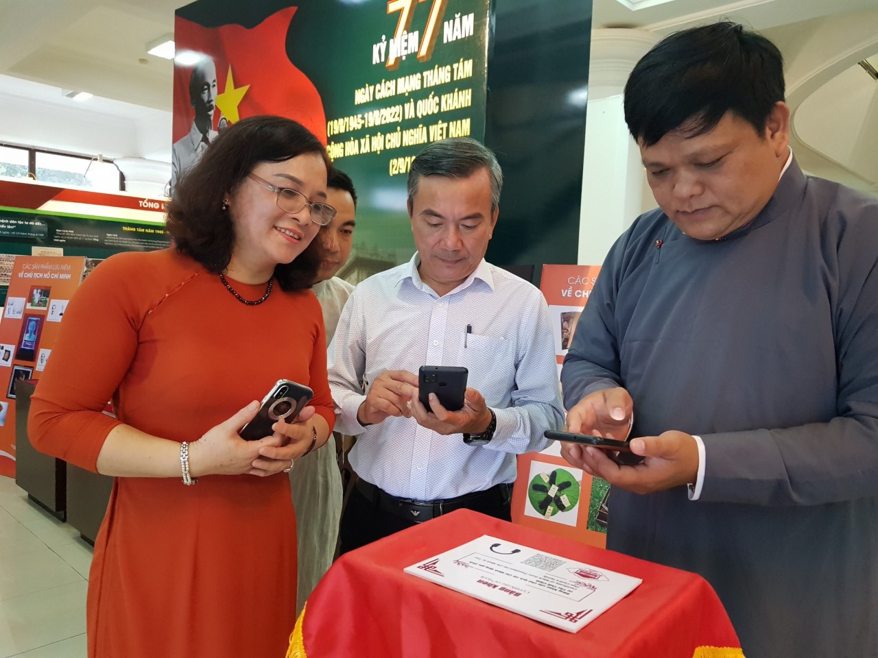 Khách tham quan trải nghiệm tại buổi ra mắt. Khách tham quan trải nghiệm tại buổi ra mắt.