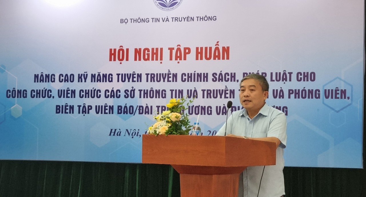 Ông Phạm Trí Trung, Phó Vụ trưởng Vụ Chính sách, Ủy ban Dân tộc trình bày báo cáo chuyên đề Ông Phạm Trí Trung, Phó Vụ trưởng Vụ Chính sách, Ủy ban Dân tộc trình bày báo cáo chuyên đề