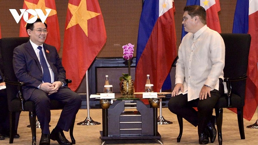 Filipino Senate President Juan Miguel Zubiri (R) meets with Vietnamese National Assembly chairman Vuong Dinh Hue in Manila on November 23. Filipino Senate President Juan Miguel Zubiri (R) meets with Vietnamese National Assembly chairman Vuong Dinh Hue in Manila on November 23.