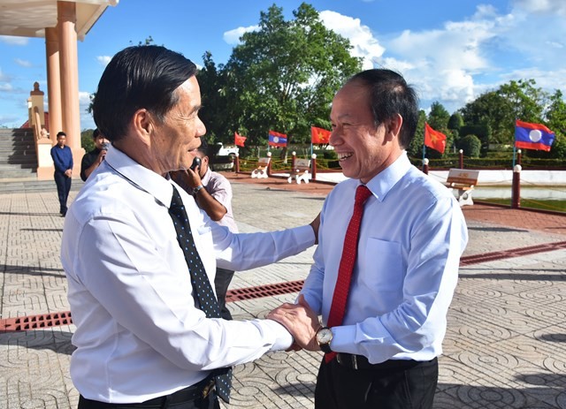 Vice President cum General Secretary of the VFF Central Committee Le Tien Chau welcomed by President of the Lao Front for National Construction (LFNC) Central Committee Sinlavong Khoutphaythoune. Source: daidoanket.vn Vice President cum General Secretary of the VFF Central Committee Le Tien Chau welcomed by President of the Lao Front for National Construction (LFNC) Central Committee Sinlavong Khoutphaythoune. Source: daidoanket.vn