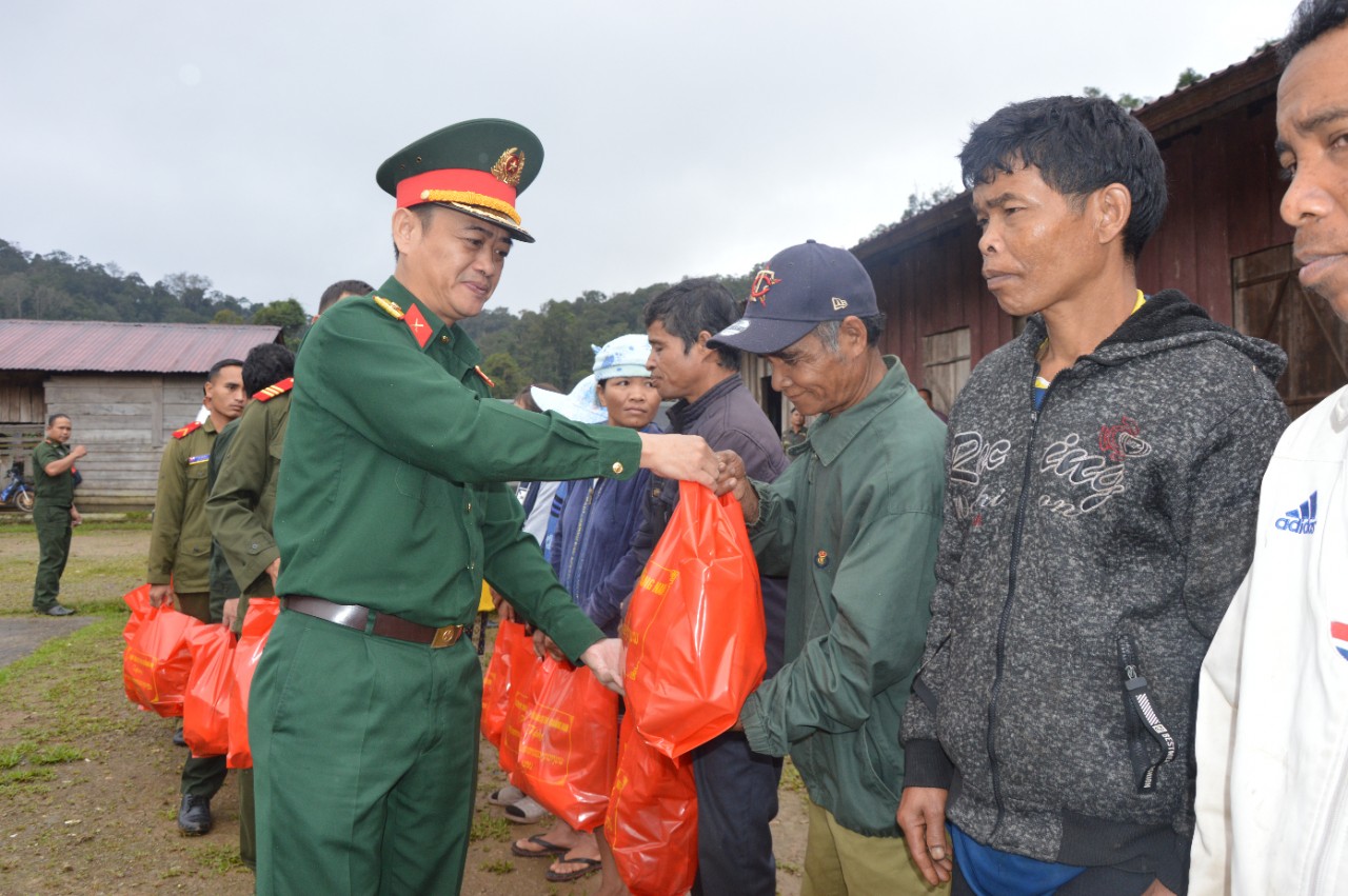 Quảng Nam tặng quà và khám bệnh, cấp thuốc miễn phí cho người dân huyện Đắk Chưng (tỉnh Sê Kông, Lào) Quảng Nam tặng quà và khám bệnh, cấp thuốc miễn phí cho người dân huyện Đắk Chưng (tỉnh Sê Kông, Lào)