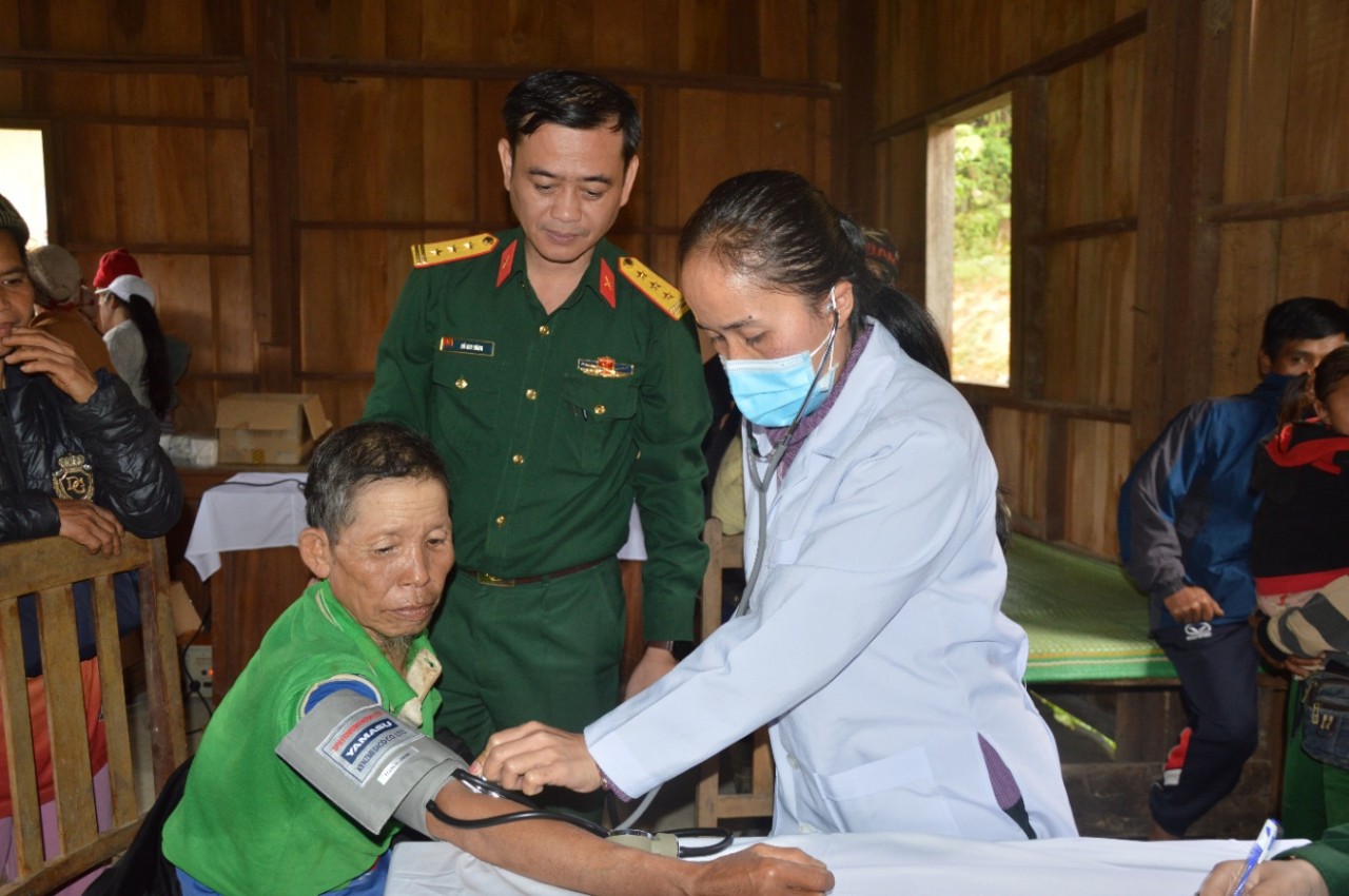 Quảng Nam tặng quà và khám bệnh, cấp thuốc miễn phí cho người dân huyện Đắk Chưng (tỉnh Sê Kông, Lào) Quảng Nam tặng quà và khám bệnh, cấp thuốc miễn phí cho người dân huyện Đắk Chưng (tỉnh Sê Kông, Lào)