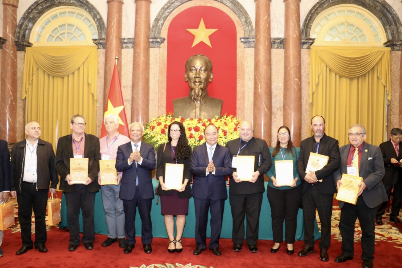 Chủ tịch nước tặng quà các đại biểu. (Ảnh: Thu Hà).