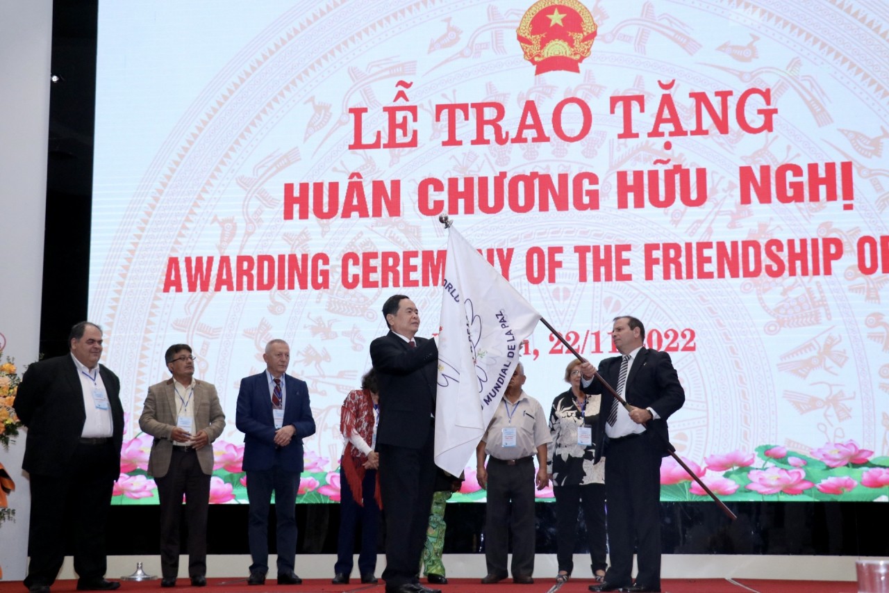 Chủ tịch nước Cộng hòa Xã hội chủ nghĩa Việt Nam đã quyết định tặng Huân chương Hữu nghị cho Hội đồng Hoà bình thế giới. (Ảnh: Thu Hà)