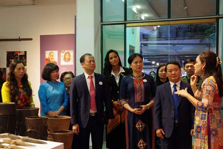Khách mời tham quan triển lãm H’Hen Niê xúc động khi tham gia Tọa đàm “Tiếng nói của phụ nữ”