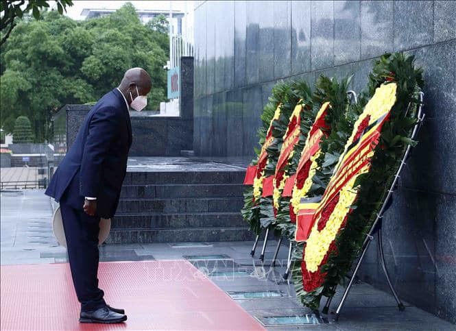 President Museveni pays tribute to late President Ho Chi Minh at his mausoleum in Hanoi. Photo: VNA President Museveni pays tribute to late President Ho Chi Minh at his mausoleum in Hanoi. Photo: VNA