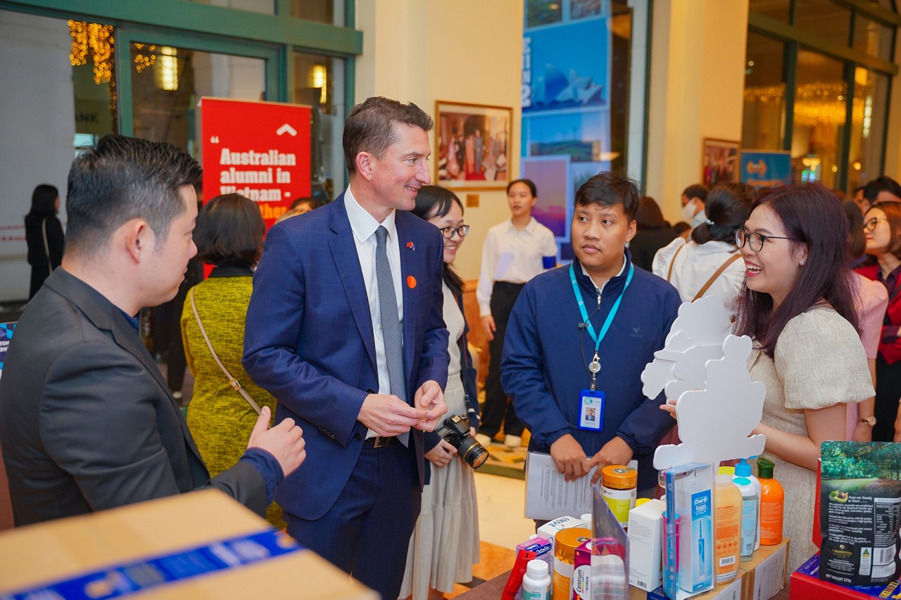 Đại Biện lâm thời Australia, ngài Mark Tattersall đến xem các gian trưng bày của các doanh nghiệp do cựu sinh Australia tại Việt Nam sáng lập và điều hành. Đại Biện lâm thời Australia, ngài Mark Tattersall đến xem các gian trưng bày của các doanh nghiệp do cựu sinh Australia tại Việt Nam sáng lập và điều hành.