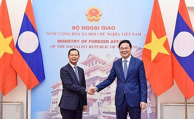 Deputy Foreign Minister Pham Quang Hieu (R) and his Lao counterpart Phoxay Khaykhamphithoune. Photo: VNA Deputy Foreign Minister Pham Quang Hieu (R) and his Lao counterpart Phoxay Khaykhamphithoune. Photo: VNA