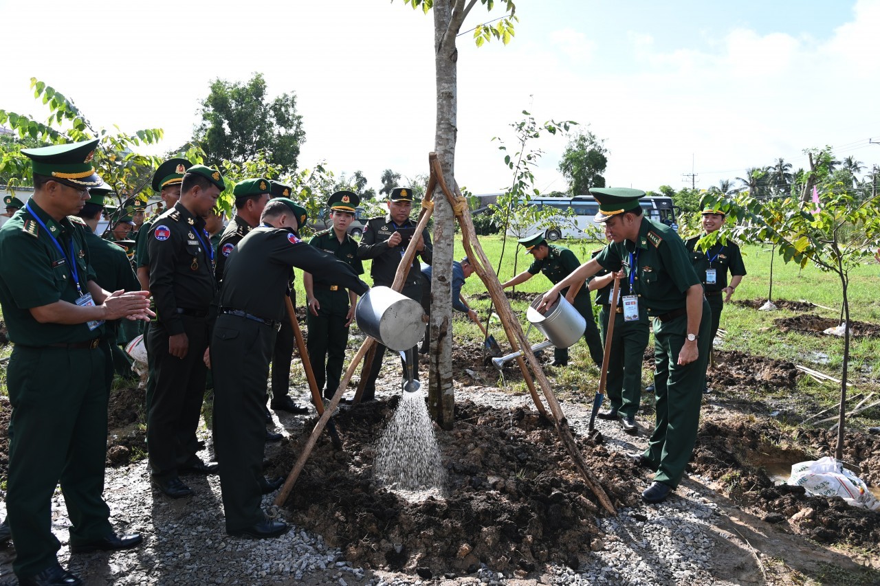 The delegation of Vietnamese and Cambodian border guards planted trees of friendship at Linh Huynh Border Post, The delegation of Vietnamese and Cambodian border guards planted trees of friendship at Linh Huynh Border Post,