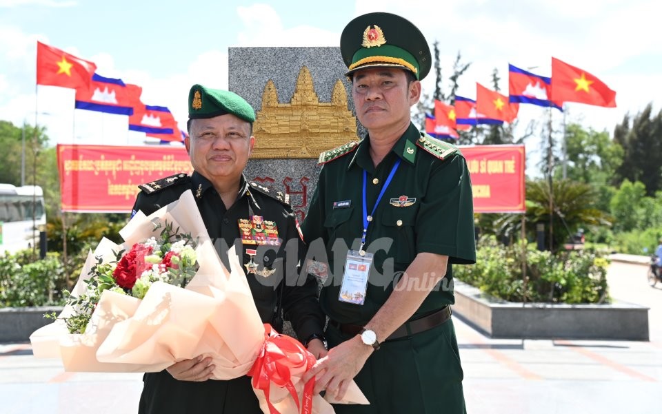 Deputy Political Commissar of the Vietnam Border Guard High Command Col. Nguyen Quoc Cuong sends off Lieut. Gen Tien Sophonrnvong from Cambodia and delegates. Photo: Kien Giang newspaper Deputy Political Commissar of the Vietnam Border Guard High Command Col. Nguyen Quoc Cuong sends off Lieut. Gen Tien Sophonrnvong from Cambodia and delegates. Photo: Kien Giang newspaper