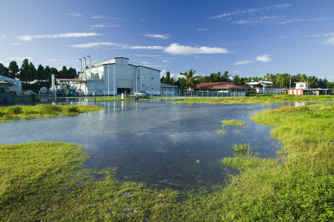 Nước mặn đầu độc lớp đất nông nghiệp làm cho việc trồng trọt trở nên rất khó khăn. Điều này khiến người dân Tuvalu ngày càng phụ thuộc vào hàng nhập khẩu vốn rất đắt đỏ. Nước mặn đầu độc lớp đất nông nghiệp làm cho việc trồng trọt trở nên rất khó khăn. Điều này khiến người dân Tuvalu ngày càng phụ thuộc vào hàng nhập khẩu vốn rất đắt đỏ.